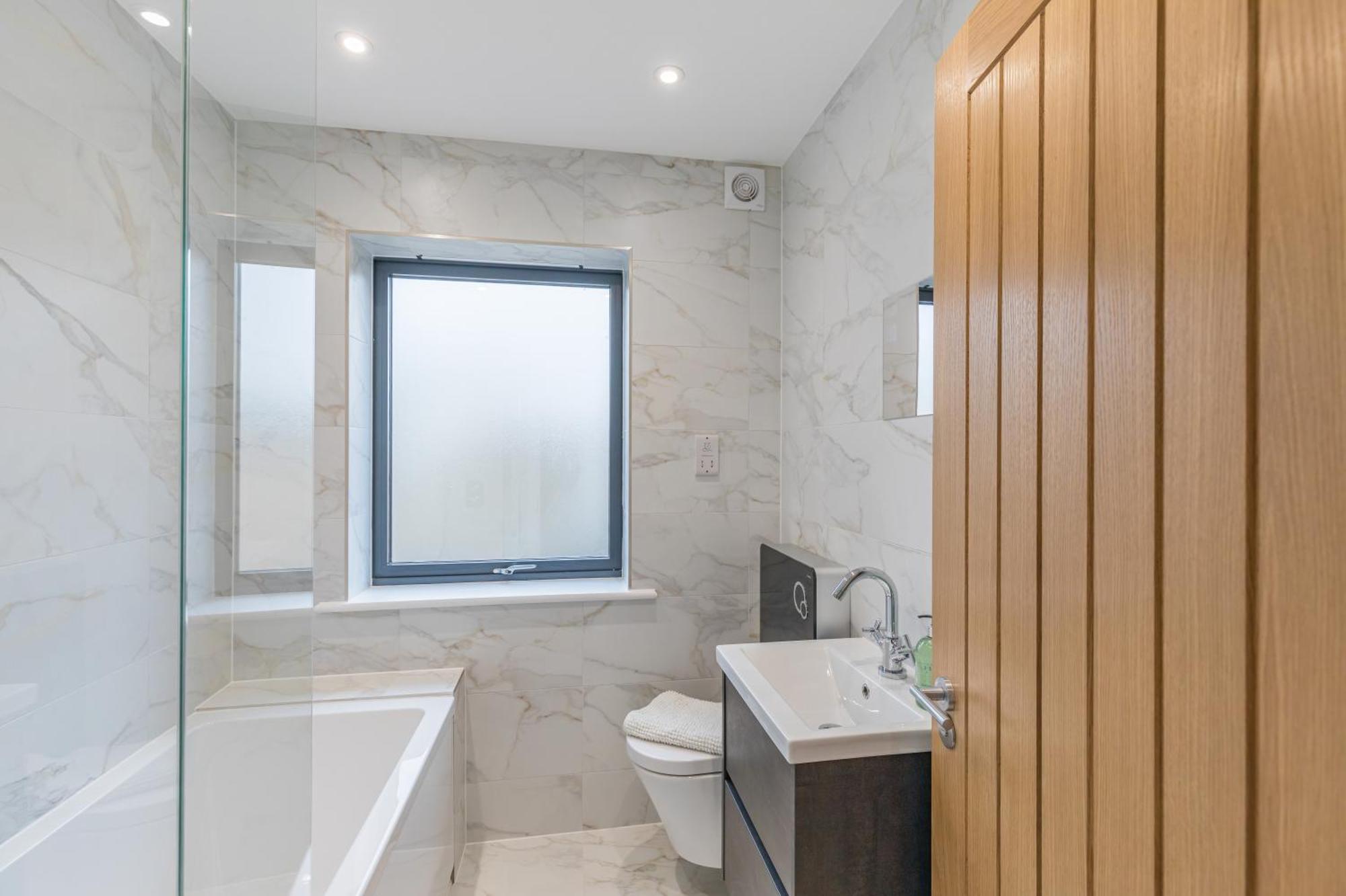 Central 2 Bed 2 Bath Apartment Near Brighton College, Beach, Hospital - Long Stay Offers Exteriör bild